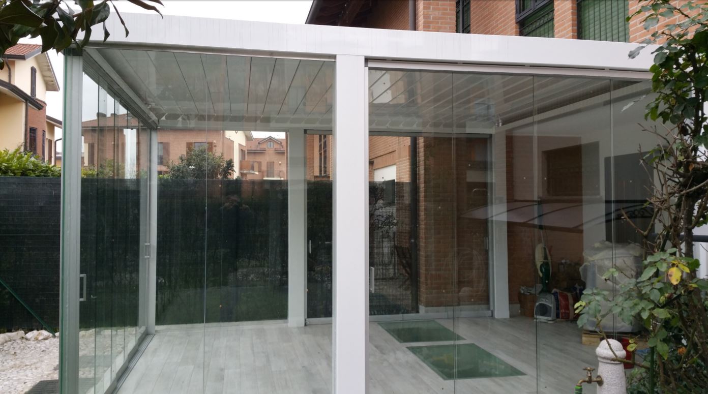 PERGOLA BIOCLIMATICA A LAMELLE ORIENTABILI AUTOPORTANTE CON CHIUSURE PERIMETRALI IN VETRO PERGOKLIMA R600